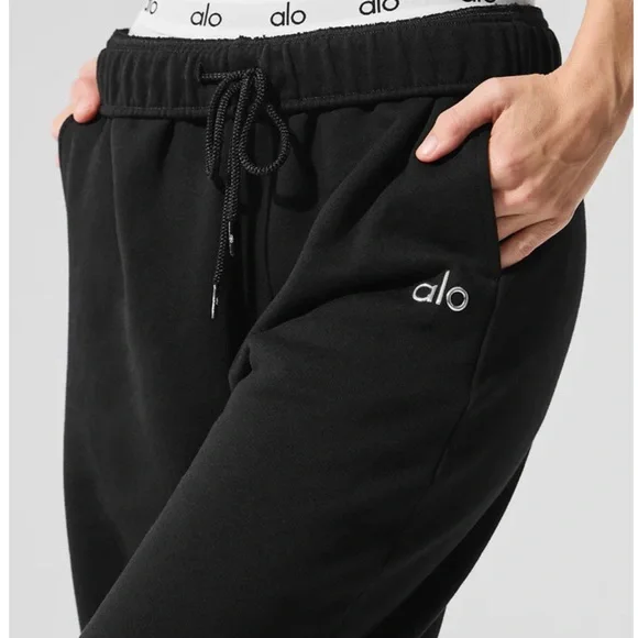 Alo Yoga Accolade Sweatpants Straight Leg in black - Picture 4 of 11